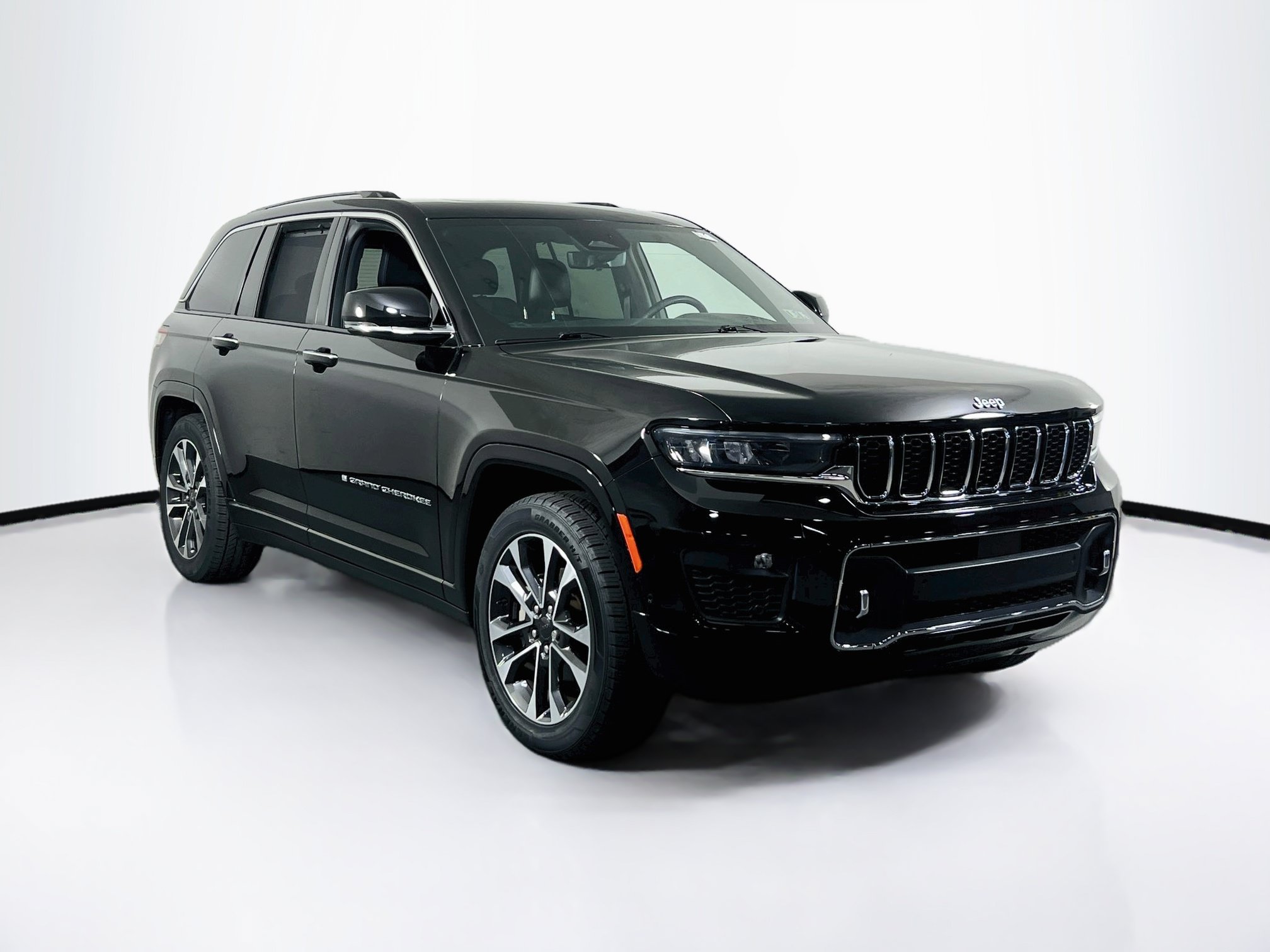 Used 2022 Jeep Grand Cherokee Overland w/ Luxury Tech Group IV AWD/4WD image 3
