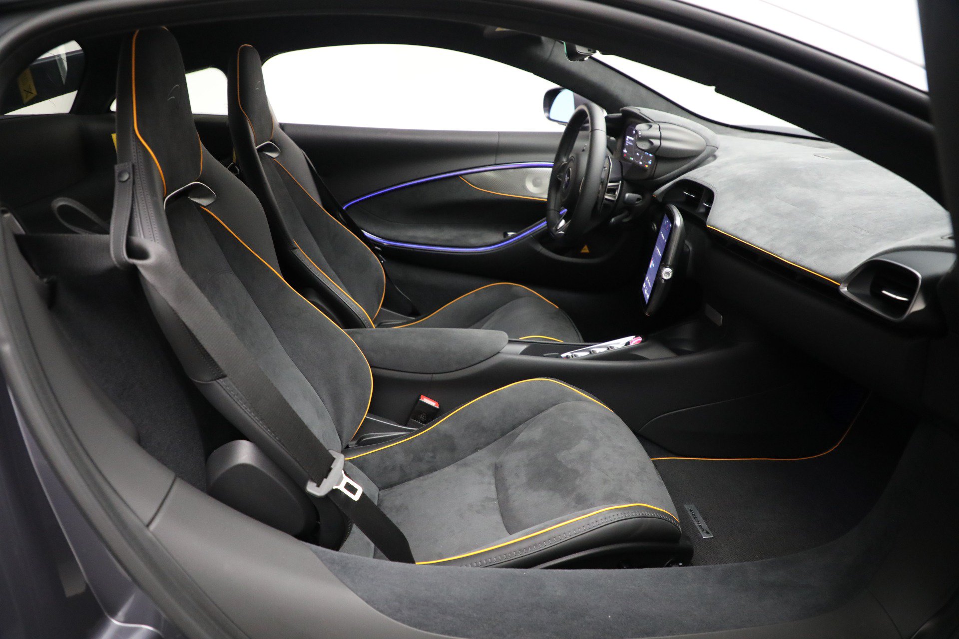 Used 2024 McLaren Artura RWD image 24