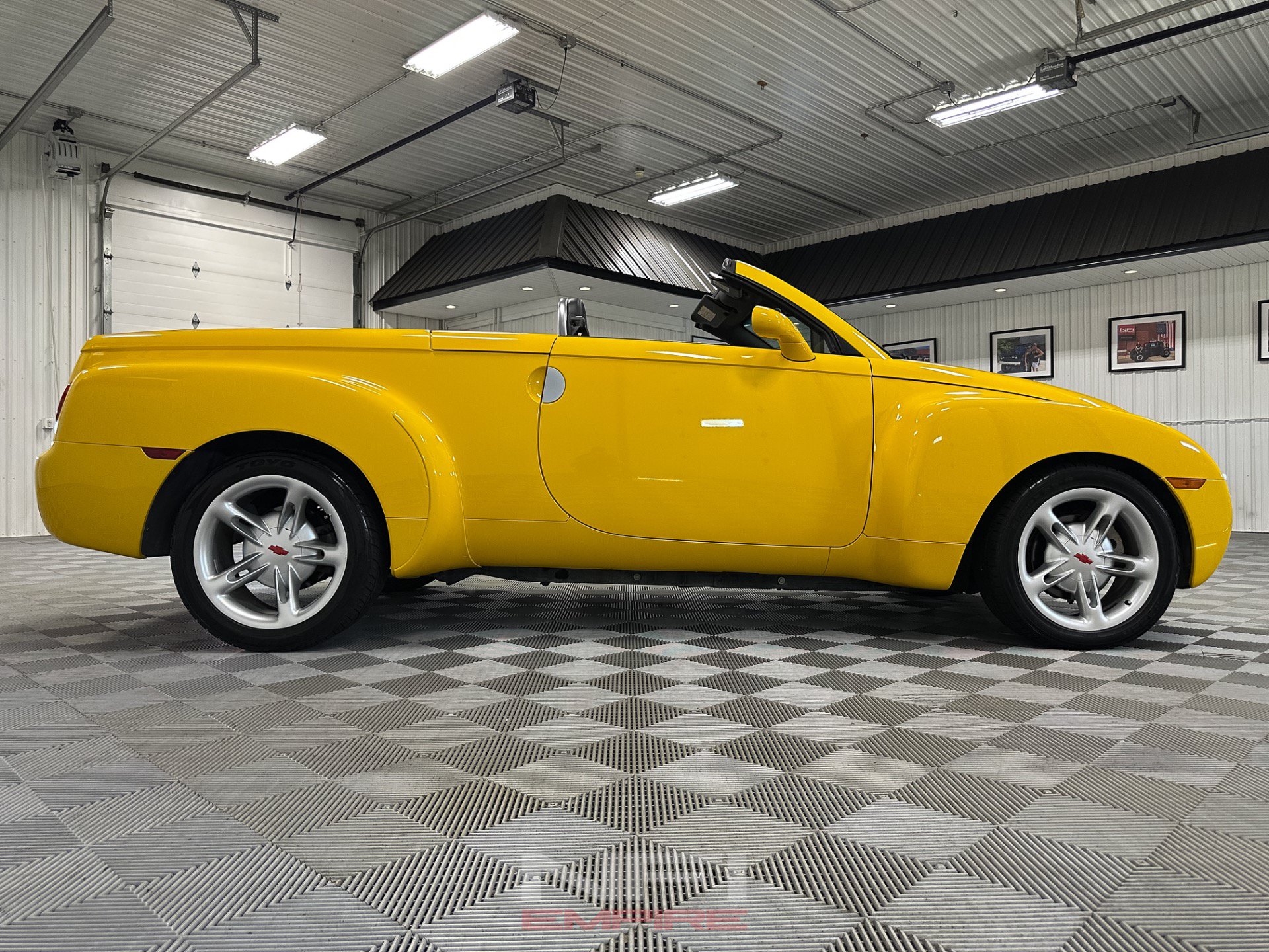Used 2004 Chevrolet SSR w/ Preferred Equipment Group RWD image 26