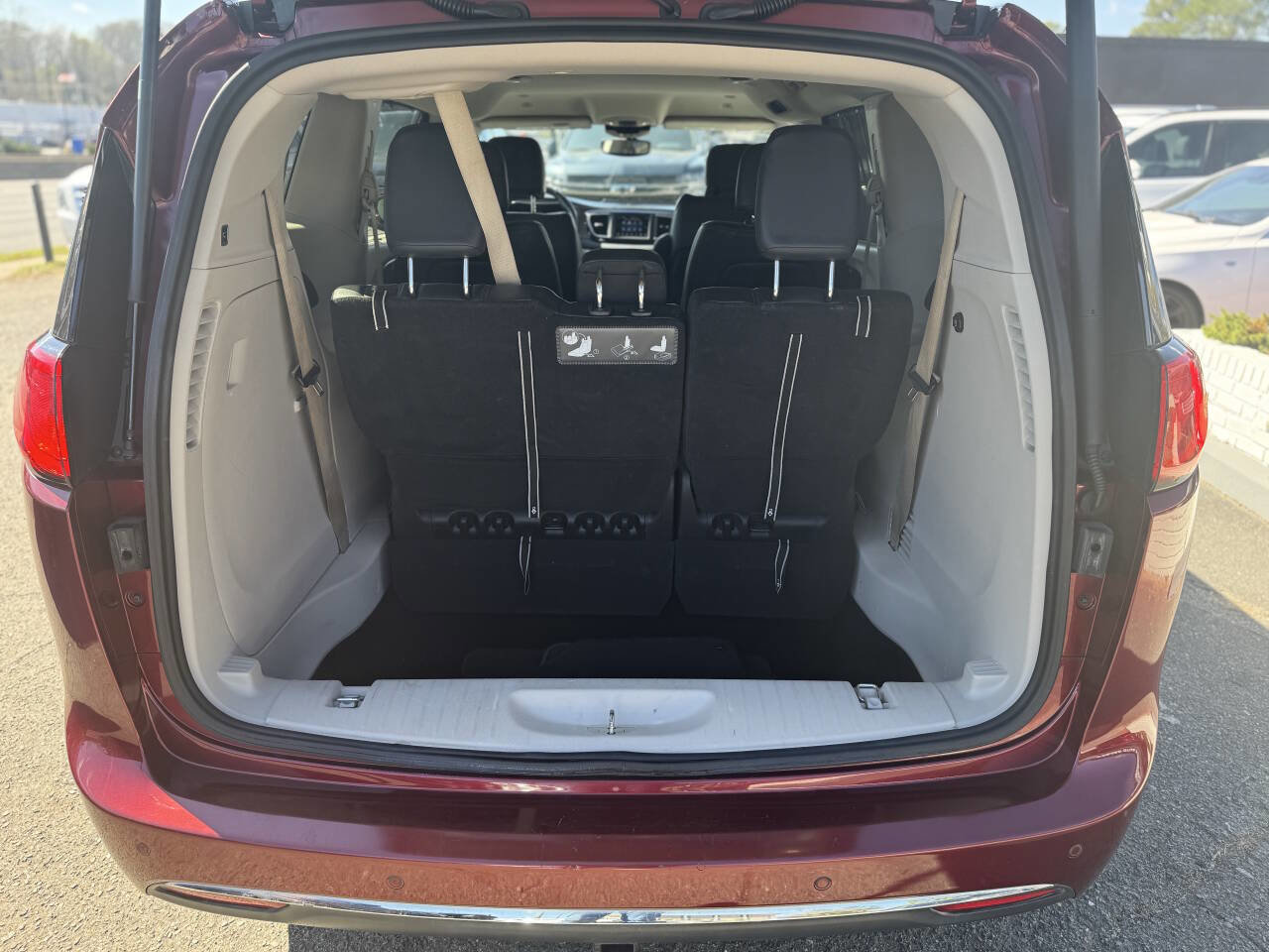 Used 2019 Chrysler Pacifica Touring-L FWD image 16