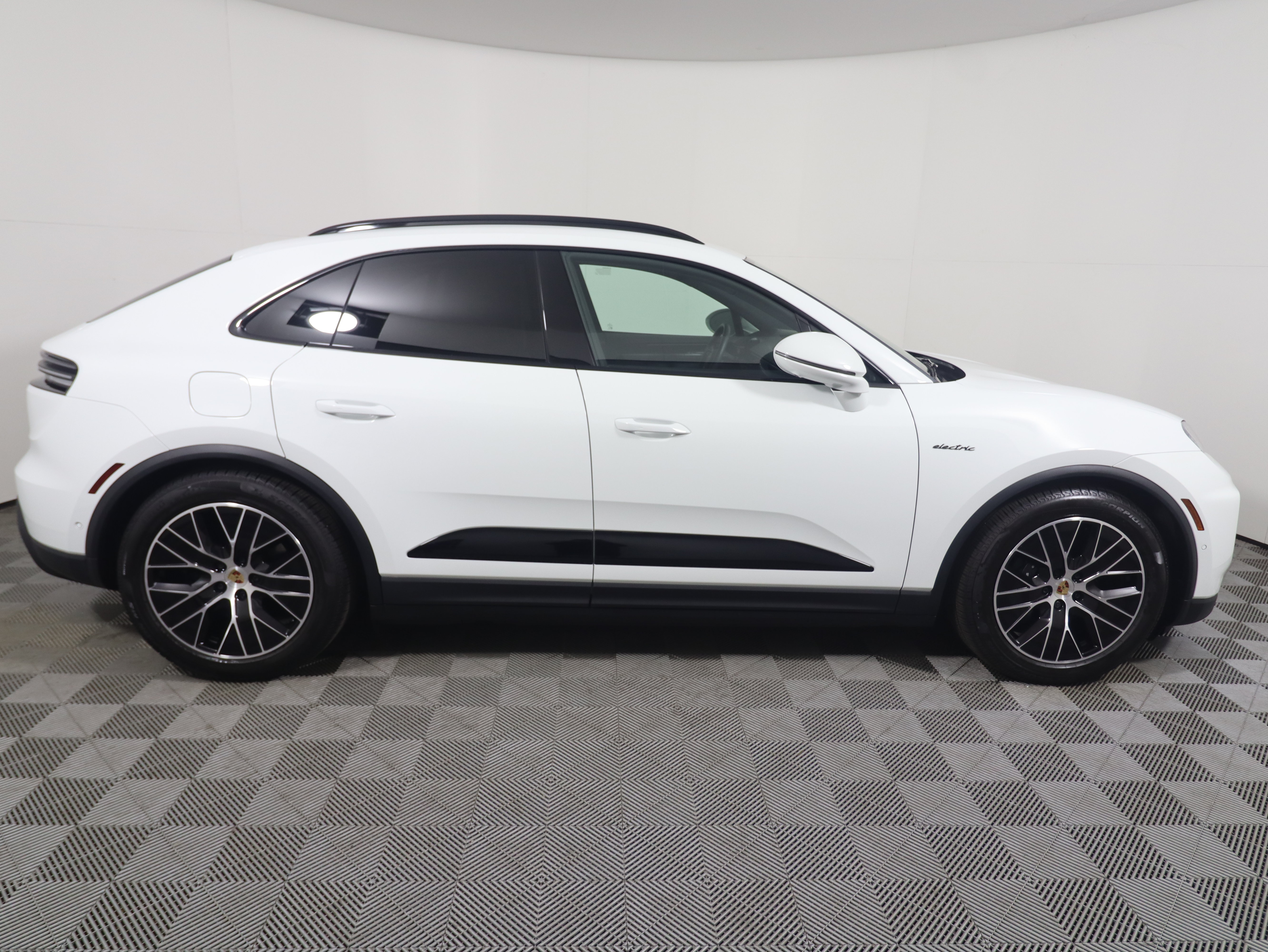 Used 2025 Porsche Macan 4 Electric AWD/4WD image 8