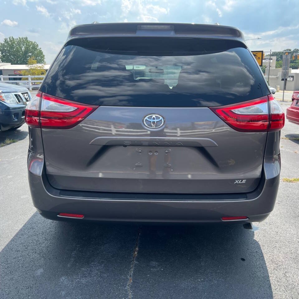Used 2015 Toyota Sienna XLE FWD image 4