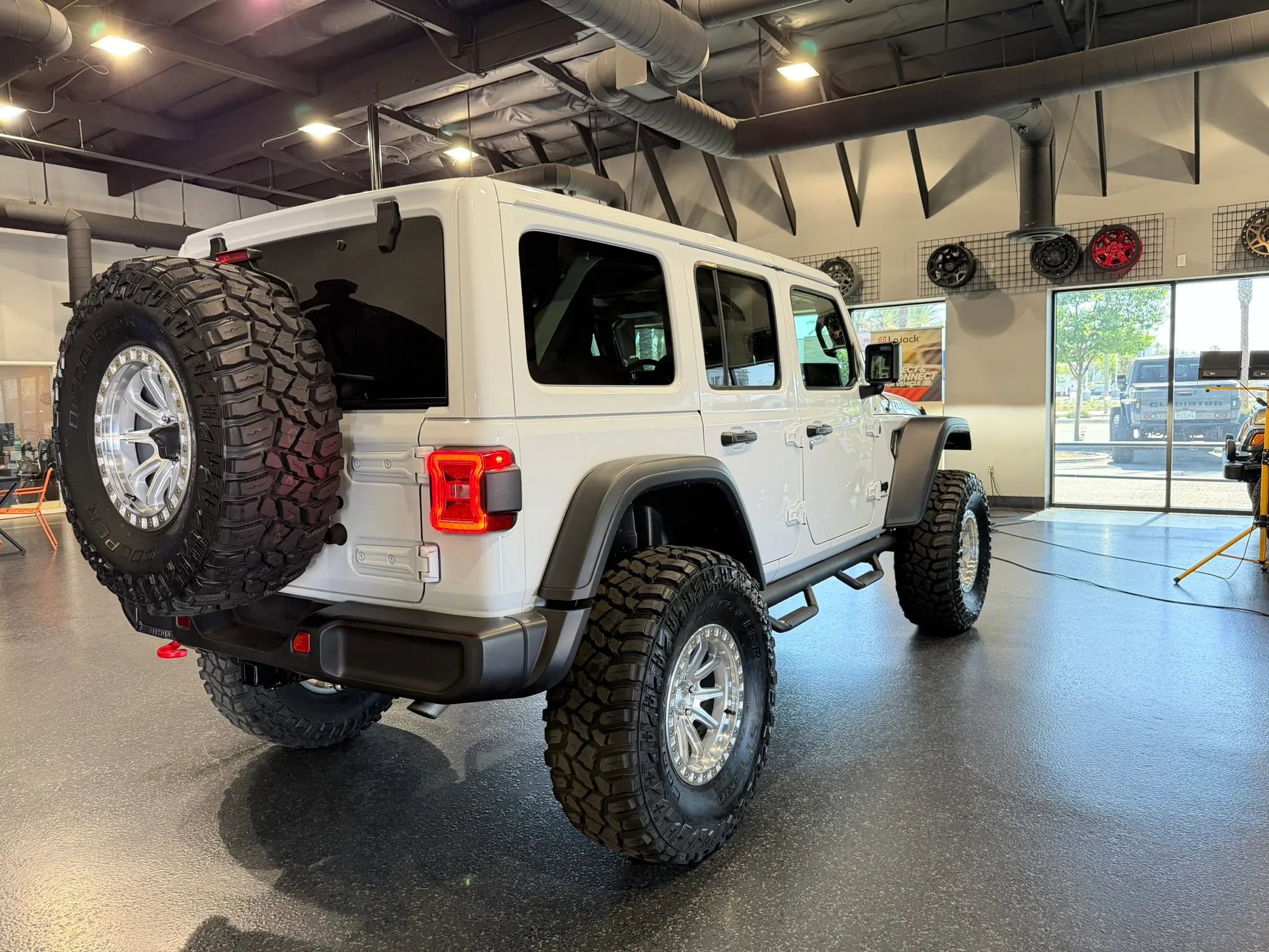 Used 2025 Jeep Wrangler Unlimited Rubicon image 32