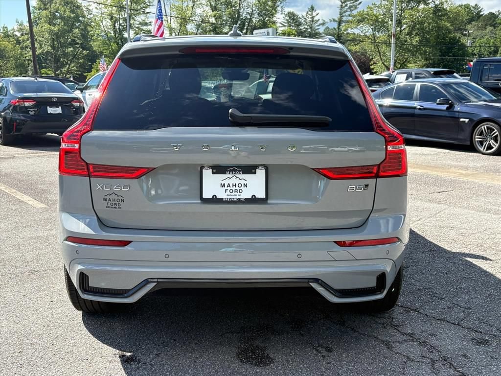 Used 2024 Volvo XC60 B5 Core AWD/4WD image 4