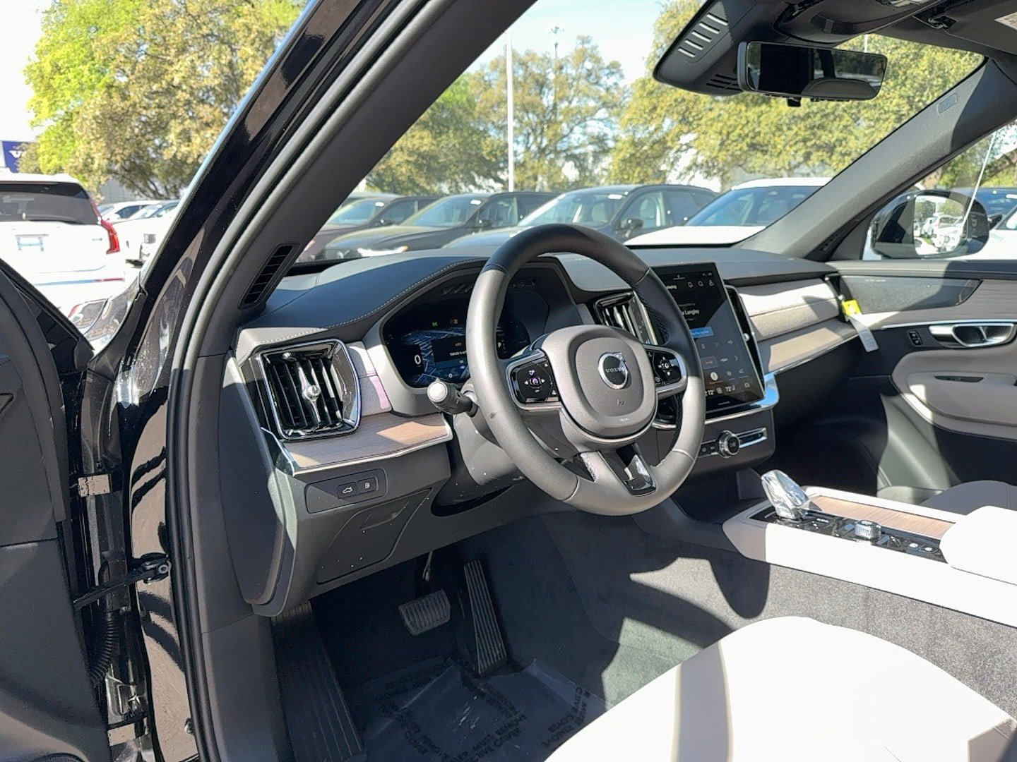 New 2026 Volvo XC90 T8 Plus w/ Protection Package Premier AWD/4WD image 11