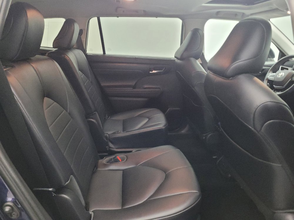 Used 2021 Toyota Highlander XLE AWD/4WD image 19