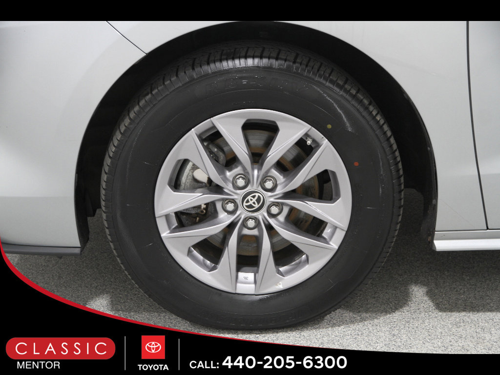 Certified 2024 Toyota Sienna XLE FWD image 24