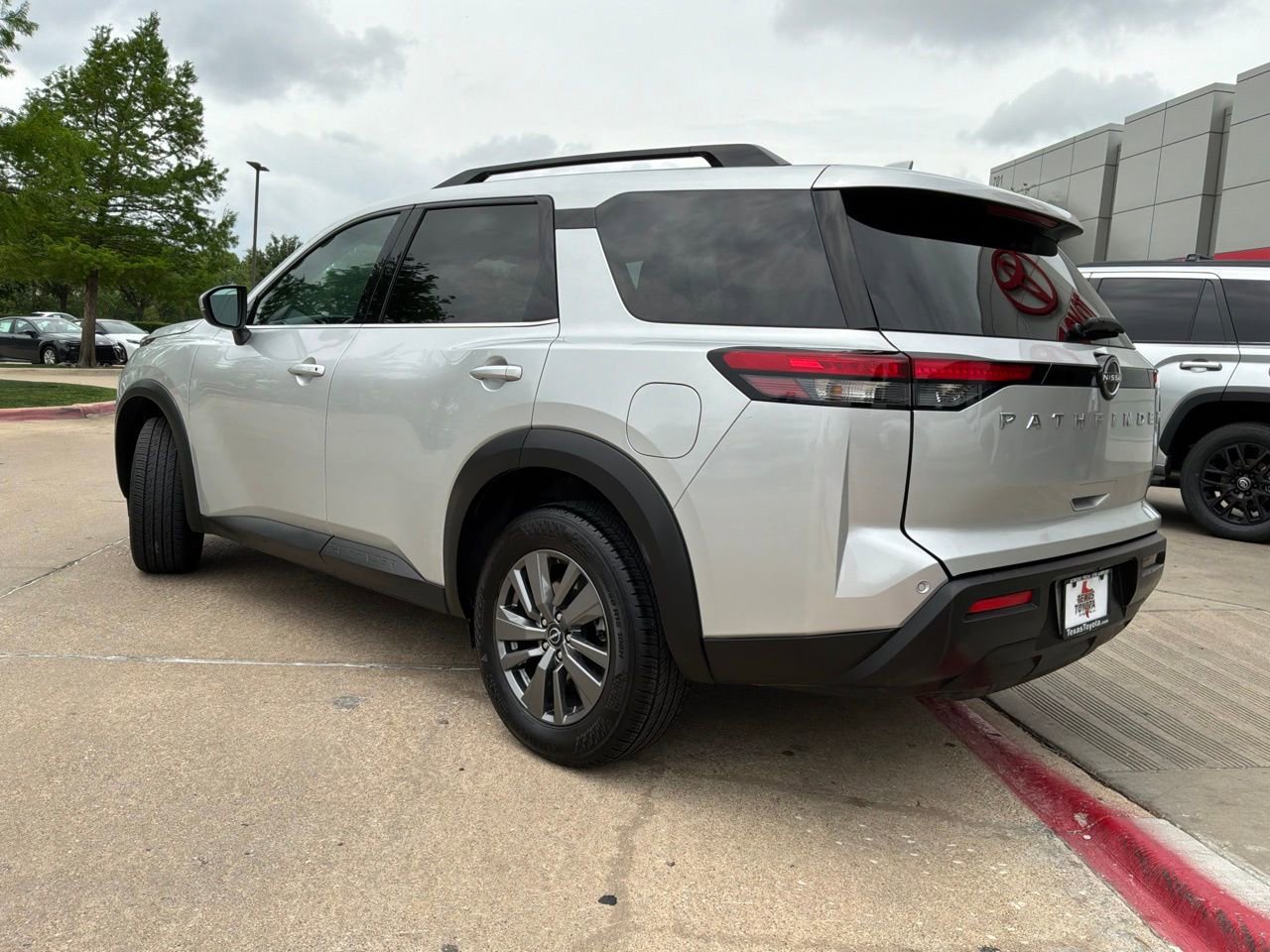 Used 2025 Nissan Pathfinder SV image 8