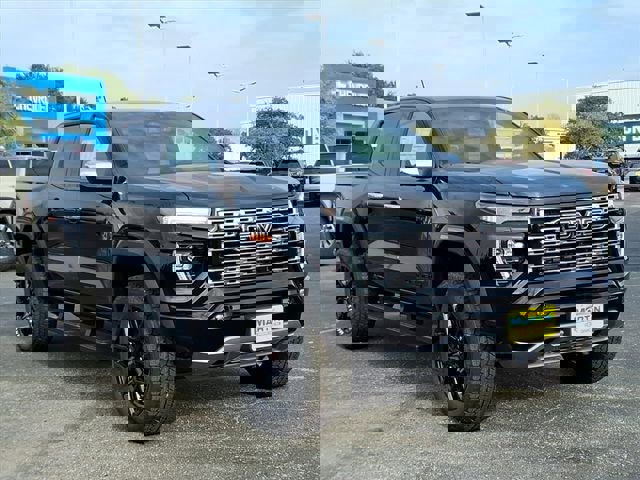 New 2026 GMC Canyon Denali w/ LPO, Denali Black Edition image 3