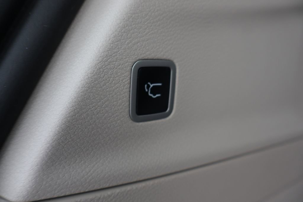 Used 2021 Chrysler Pacifica Touring-L w/ Uconnect Theater Family Group image 39