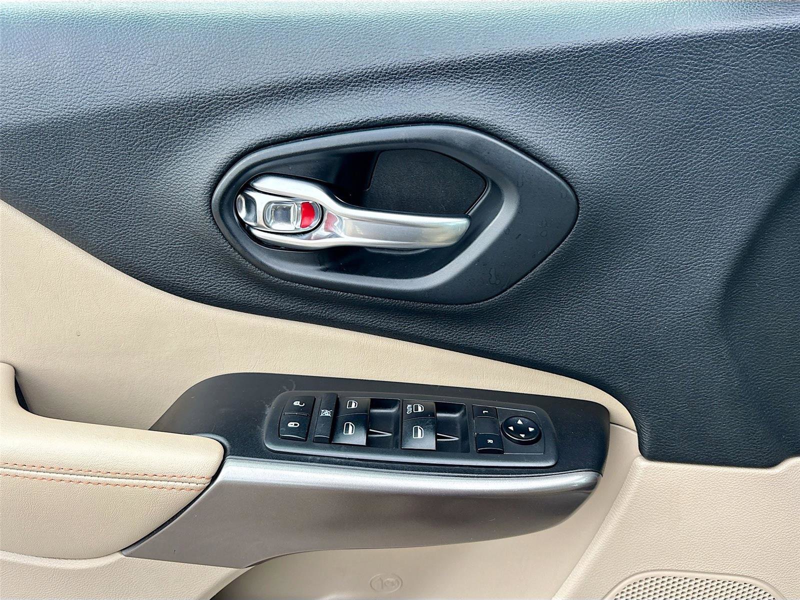 Used 2019 Jeep Cherokee Latitude w/ Popular Appearance Group image 18