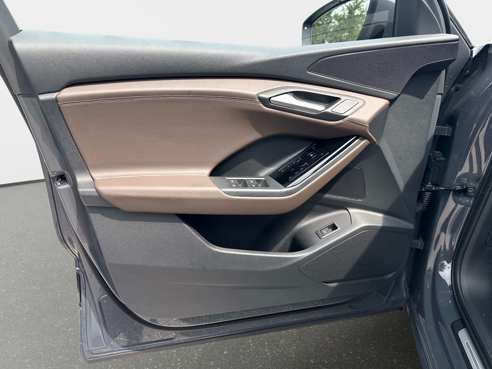 Certified 2025 Audi Q6 e-tron Premium RWD image 16