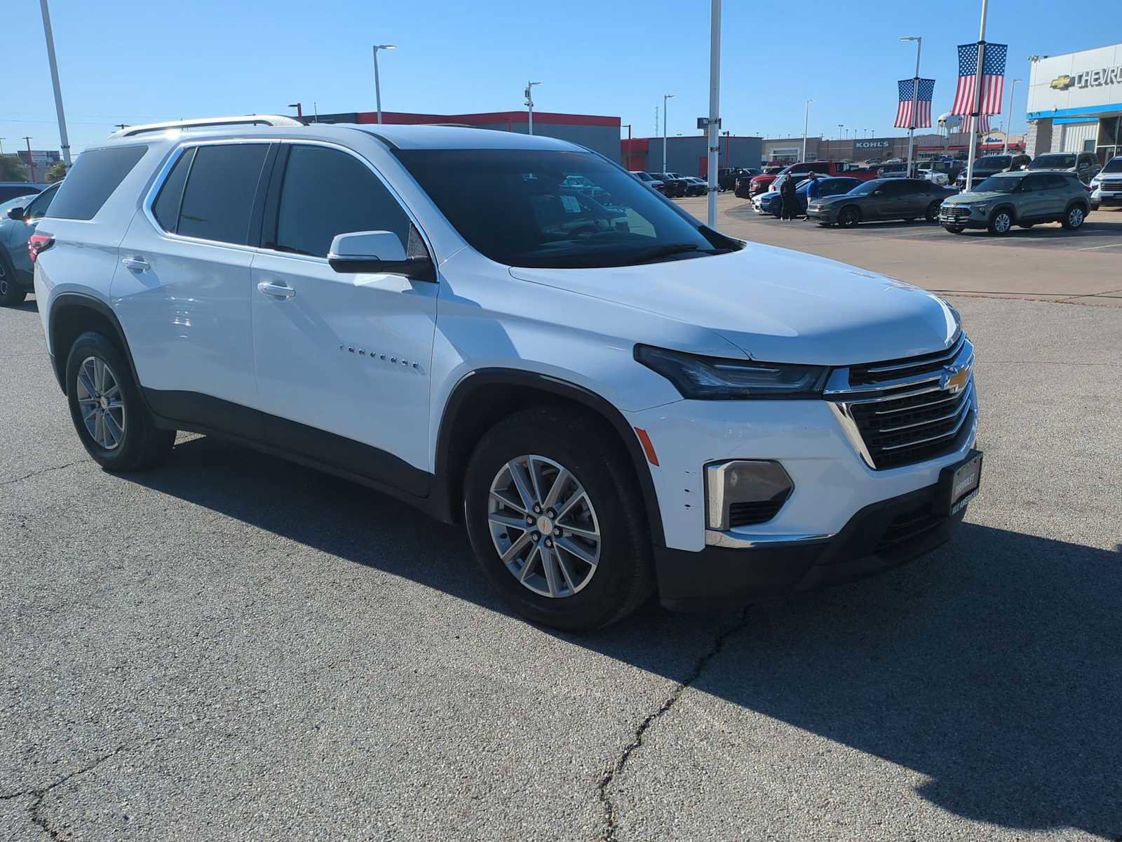 Used 2023 Chevrolet Traverse LT image 2