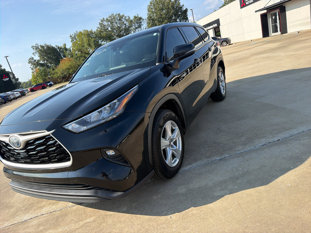 Used 2020 Toyota Highlander LE FWD image 2