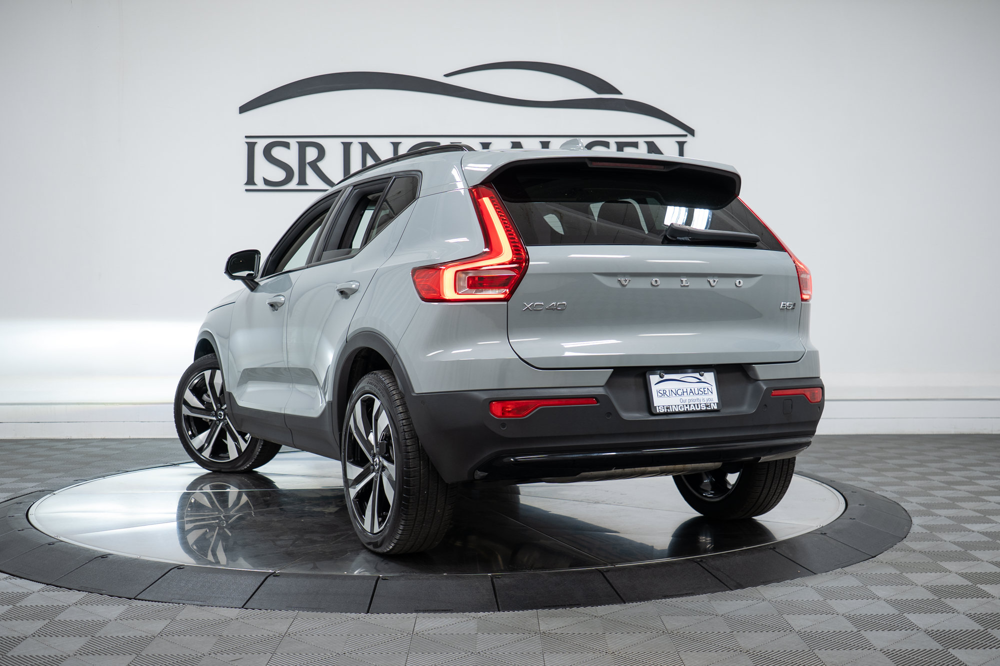 Certified 2025 Volvo XC40 B5 Plus AWD/4WD image 28
