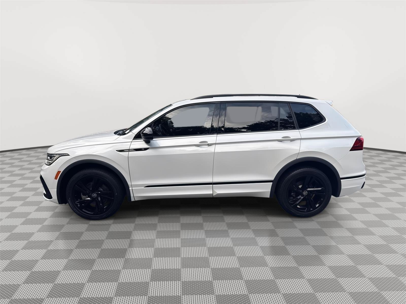 Used 2023 Volkswagen Tiguan SE R-Line FWD image 9