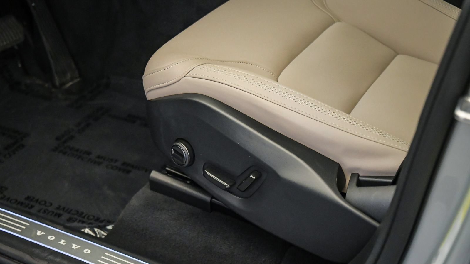 Certified 2026 Volvo XC90 B6 Plus AWD/4WD image 25