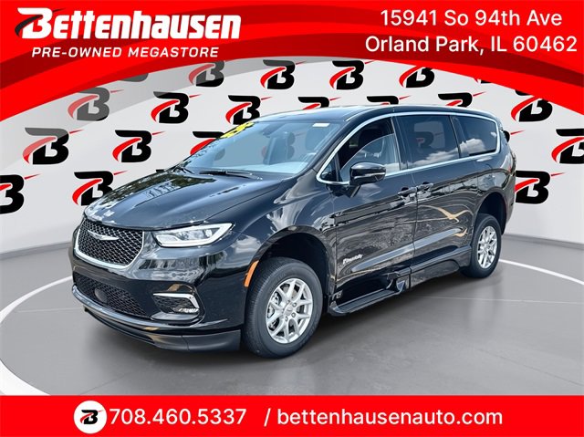Used 2025 Chrysler Pacifica Select