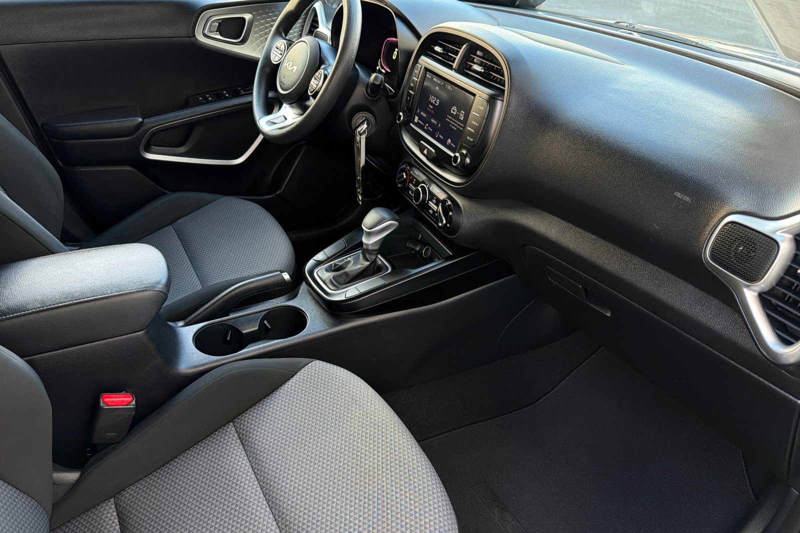 Used 2024 Kia Soul LX w/ LX Technology Package FWD image 16