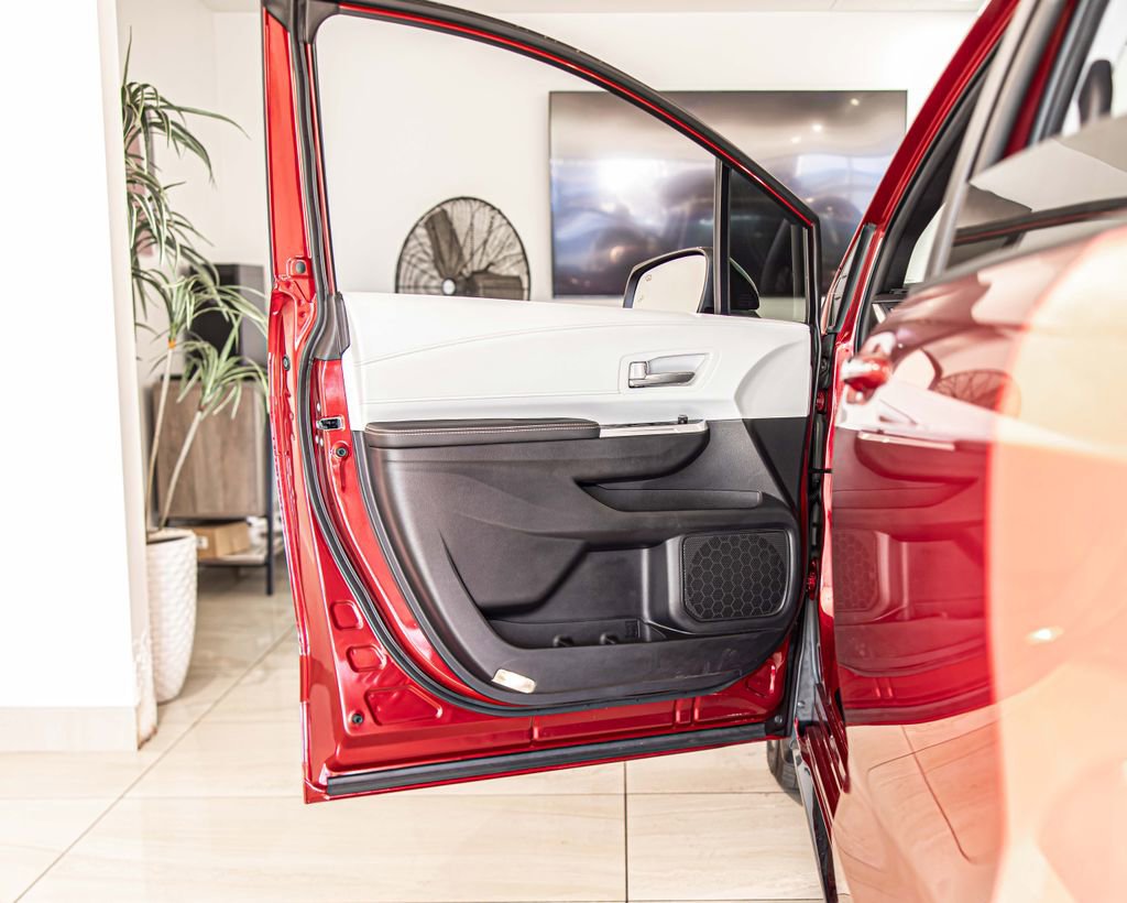 Used 2025 Toyota Sienna XSE image 33