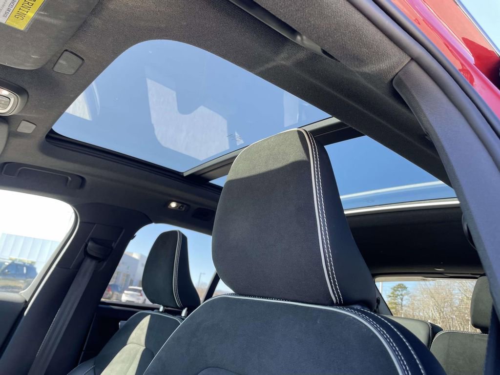 Used 2022 Volvo XC40 T4 R-Design w/ Advanced Package image 10