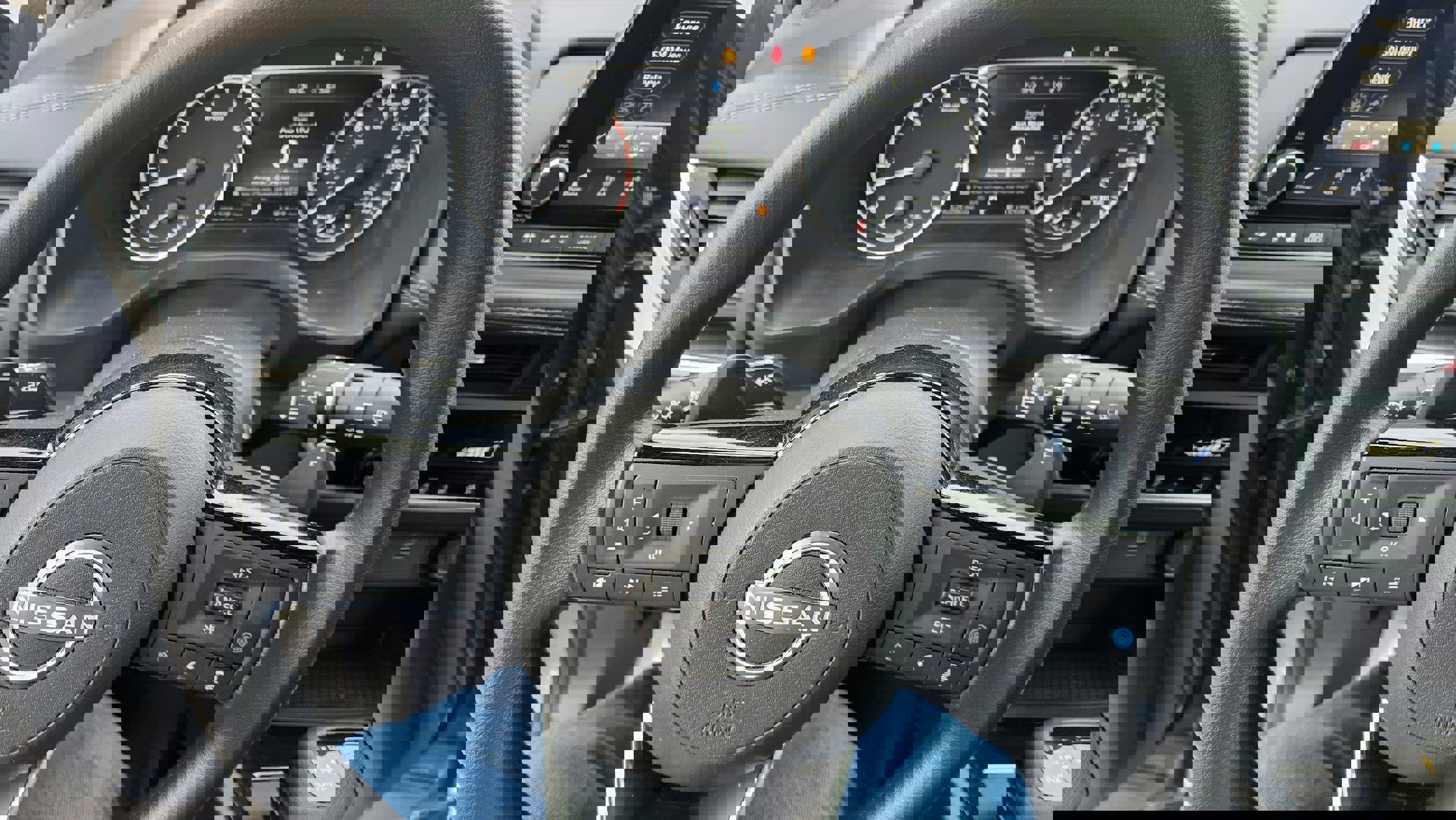 Used 2023 Nissan Rogue SV image 25