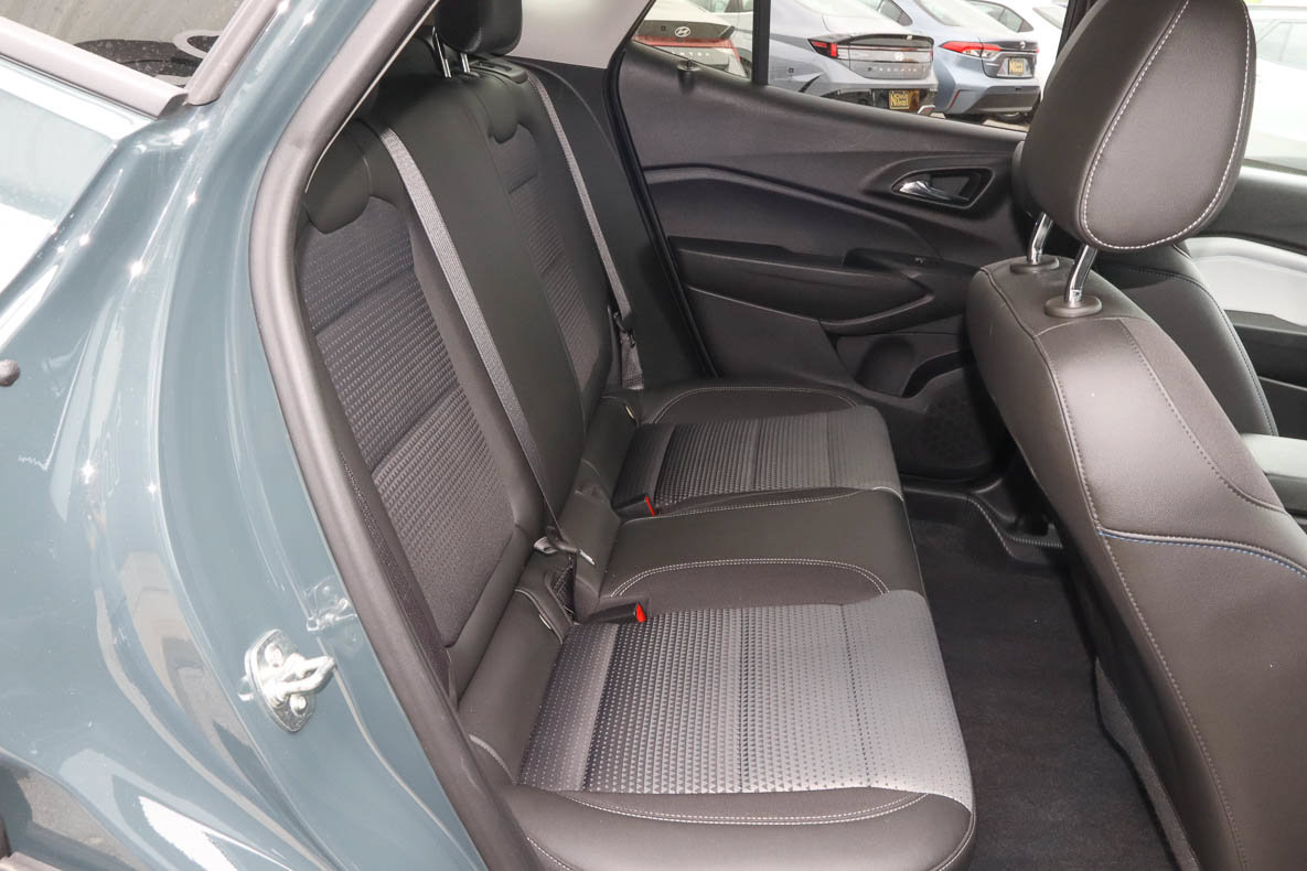 Used 2025 Chevrolet Trax LT FWD image 19