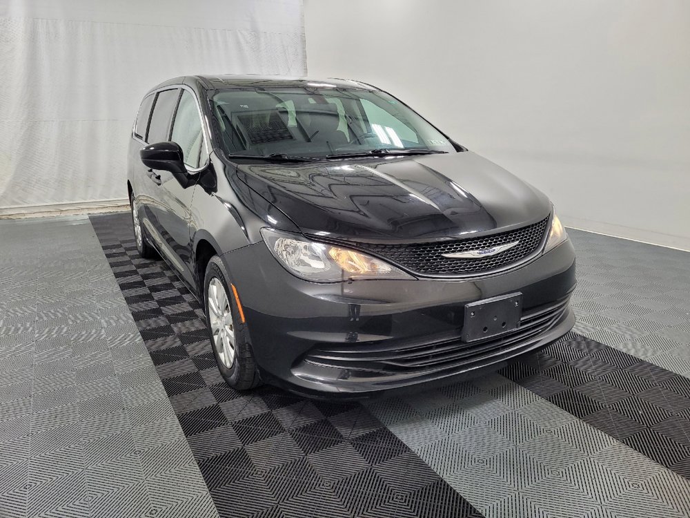 Used 2020 Chrysler Voyager L FWD image 13