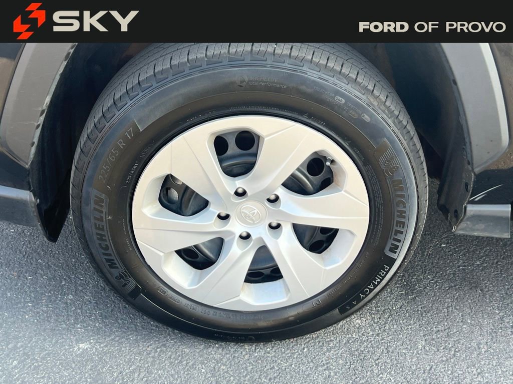 Used 2024 Toyota RAV4 LE AWD/4WD image 4