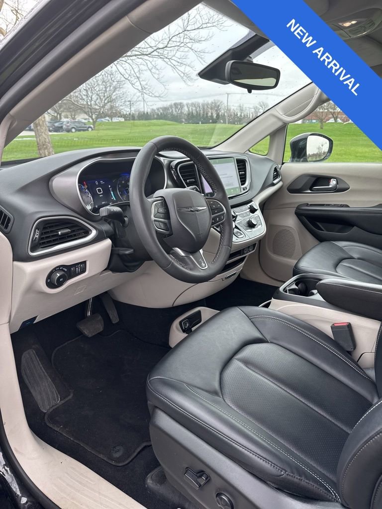 Used 2024 Chrysler Pacifica Touring-L image 9
