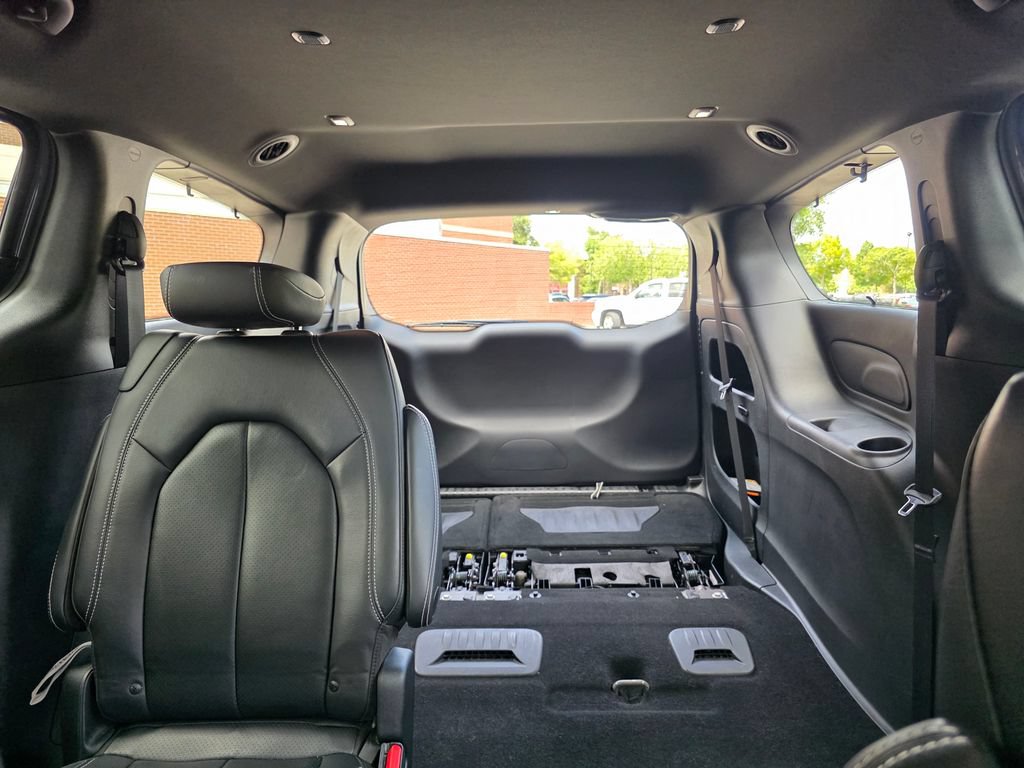 Used 2022 Chrysler Pacifica Touring-L w/ S Appearance Package FWD image 25