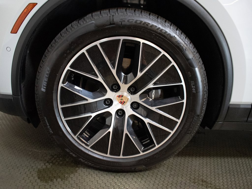 Certified 2025 Porsche Macan 4 Electric image 15