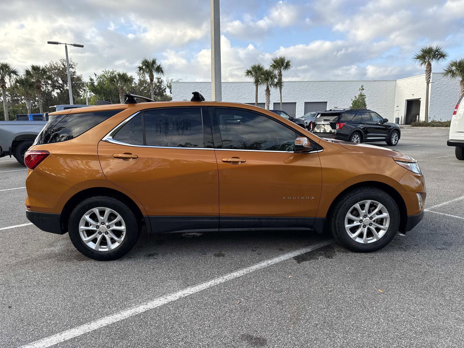 Used 2018 Chevrolet Equinox LT image 2