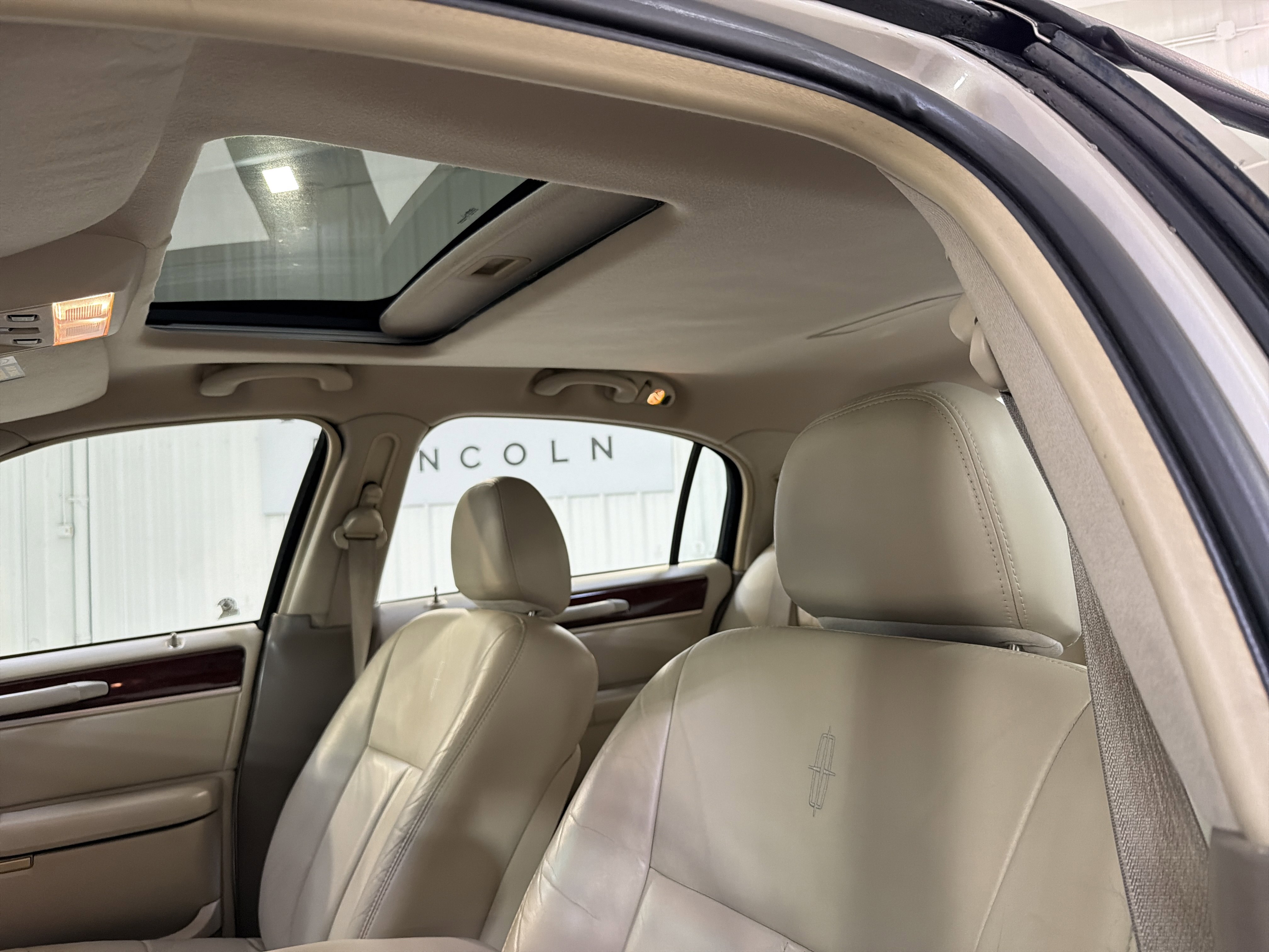 Used 2005 Lincoln Town Car Signature Limited image 10