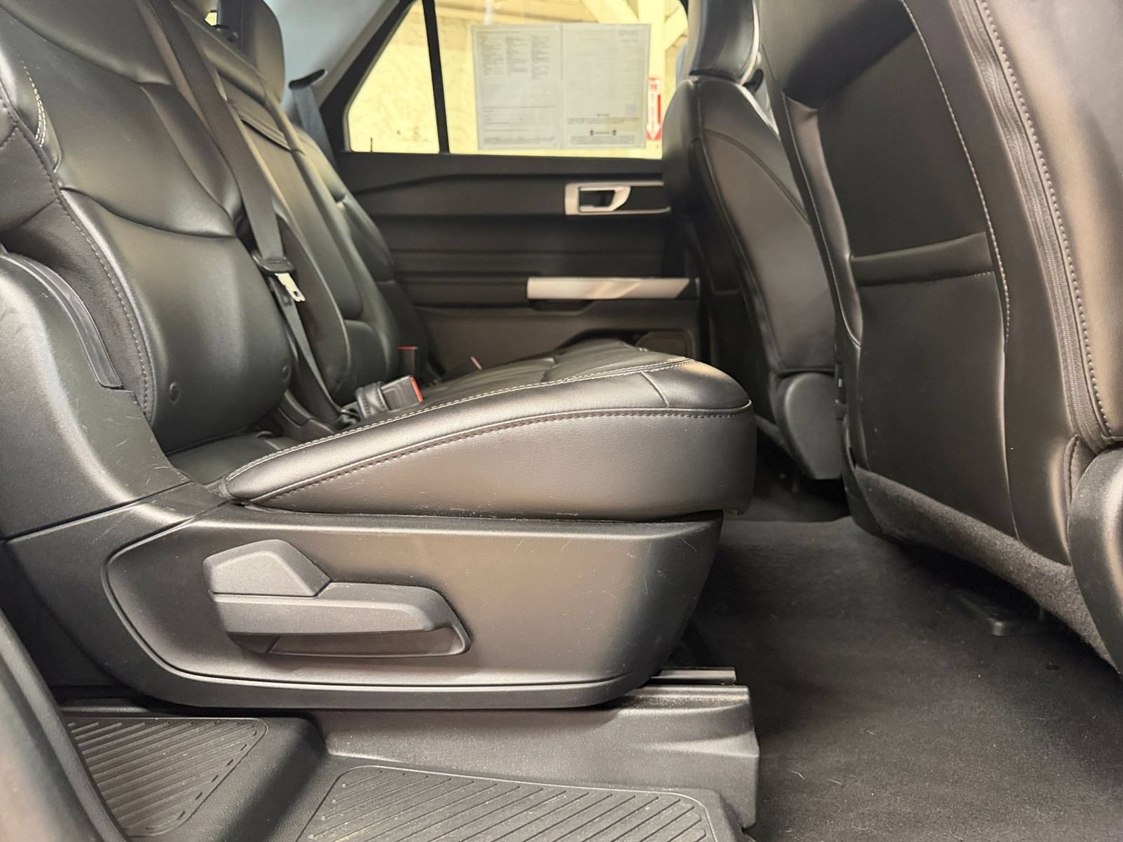 Used 2024 Ford Explorer XLT w/ Equipment Group 202A RWD image 28