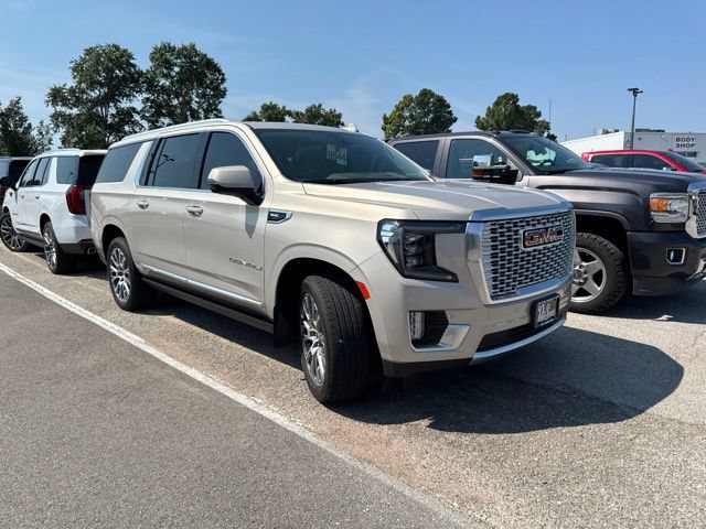 Used 2021 GMC Yukon XL Denali w/ Denali Premium Package AWD/4WD image 6