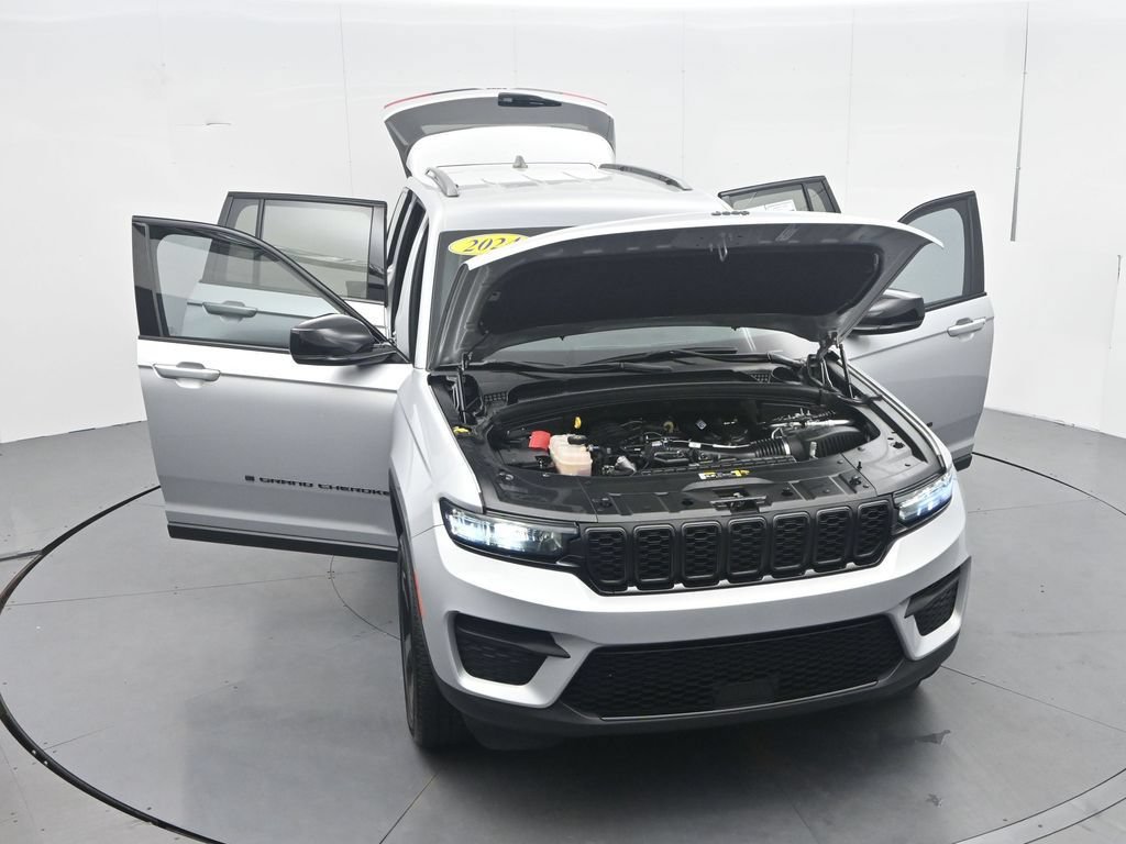 Used 2024 Jeep Grand Cherokee Altitude RWD image 49