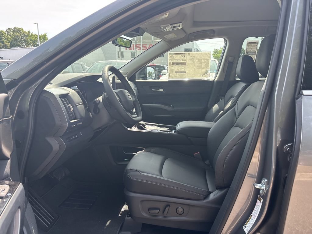 New 2026 Nissan Pathfinder SL w/ SL Premium Package FWD image 14