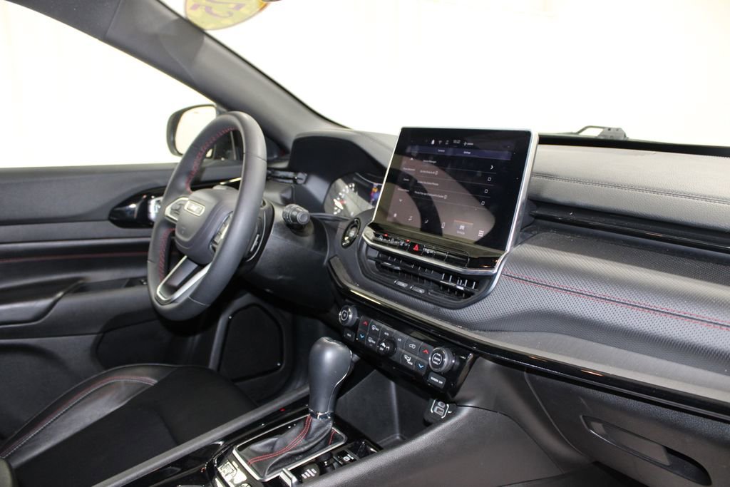 Used 2025 Jeep Compass Trailhawk AWD/4WD image 34