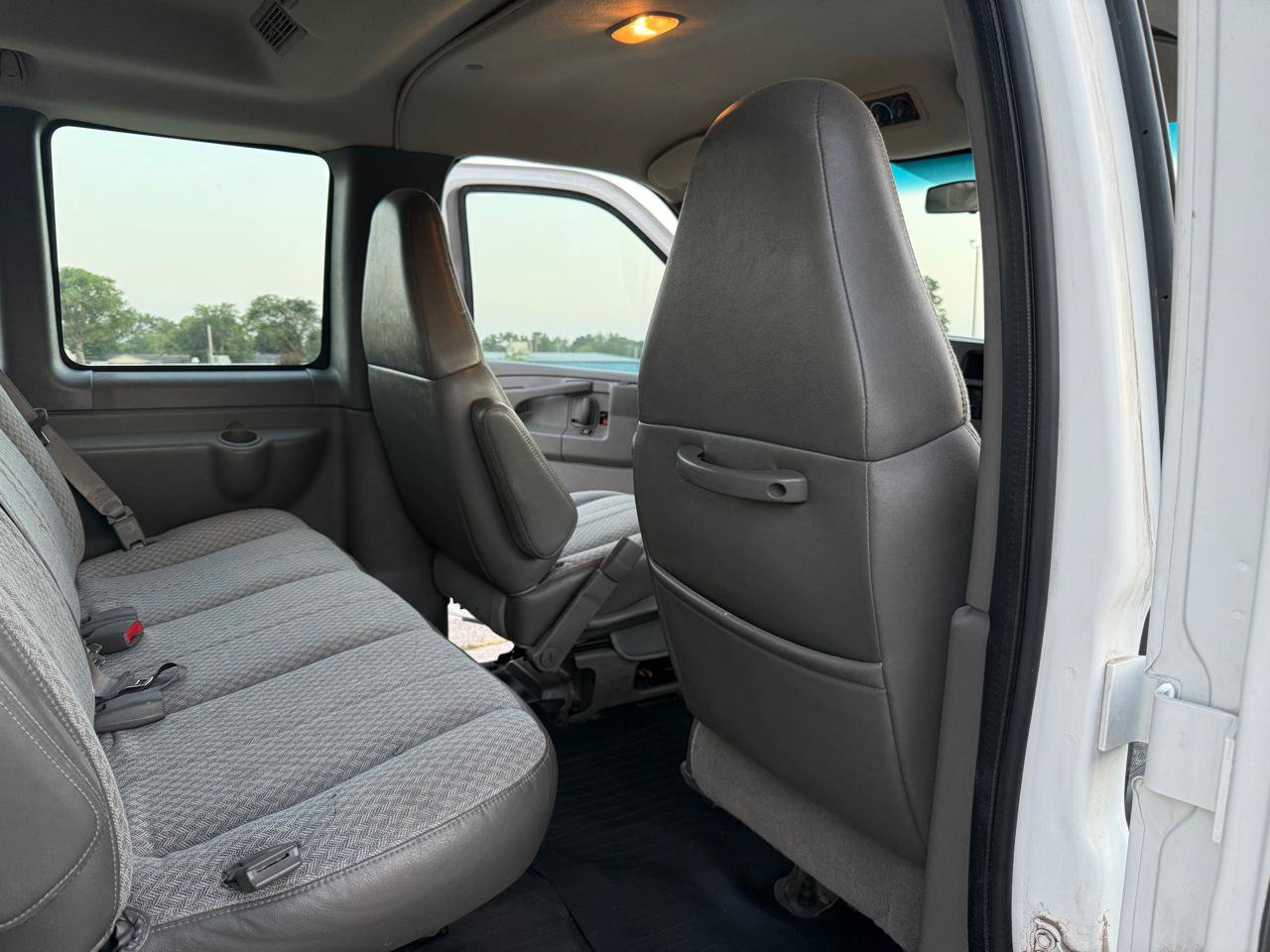 Used 2004 Chevrolet Express 1500 Passenger RWD image 18