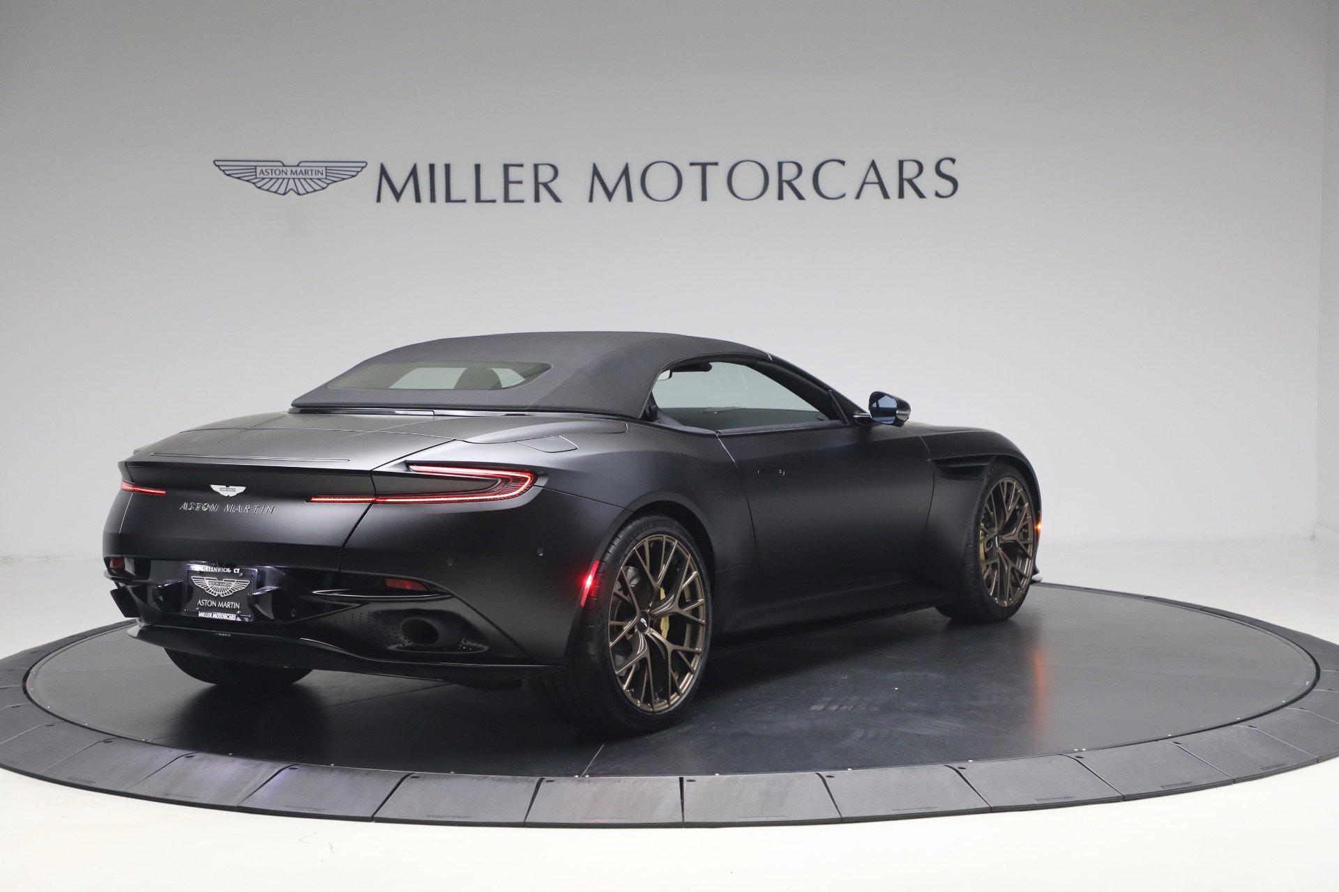 Used 2024 Aston Martin DB12 Convertible RWD image 21
