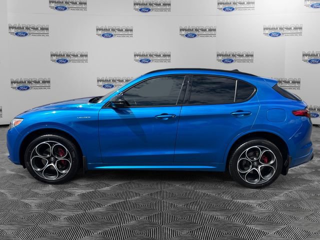 Used 2022 Alfa Romeo Stelvio Veloce AWD/4WD image 2