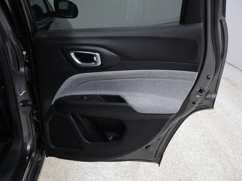 Used 2023 Jeep Compass Latitude image 21