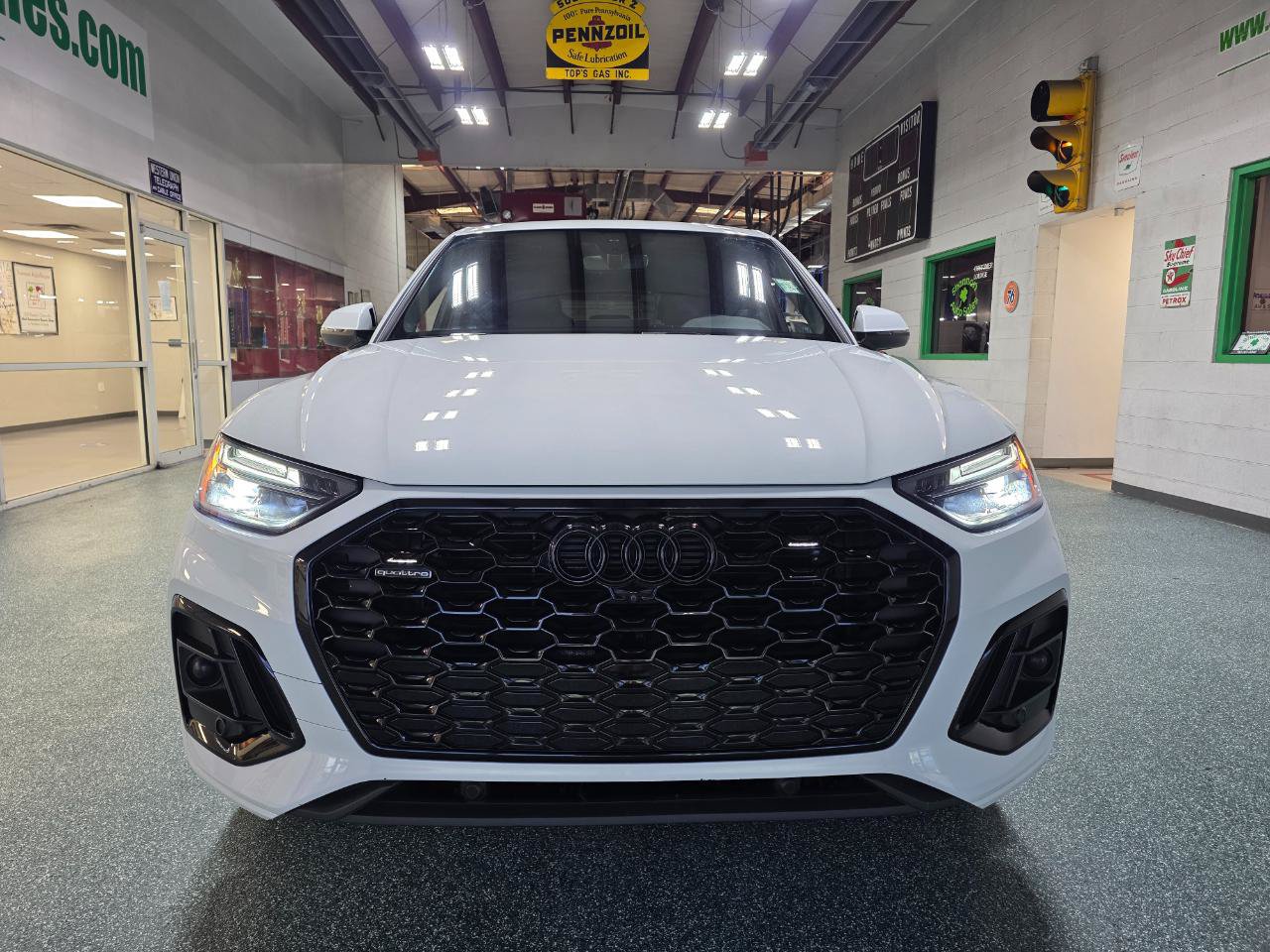 Used 2023 Audi Q5 2.0T Premium Plus w/ Premium Plus Package AWD/4WD image 3