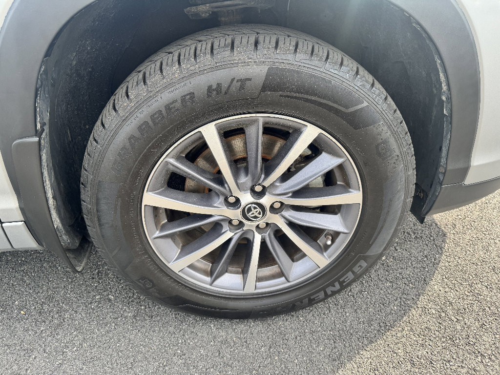 Used 2017 Toyota Highlander XLE w/ Carpet Mat Package AWD/4WD image 25