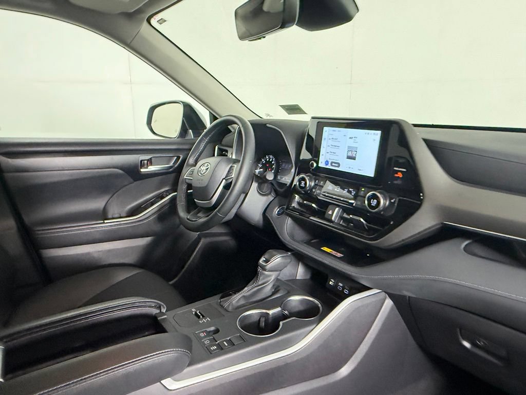 Used 2025 Toyota Highlander XLE FWD image 32