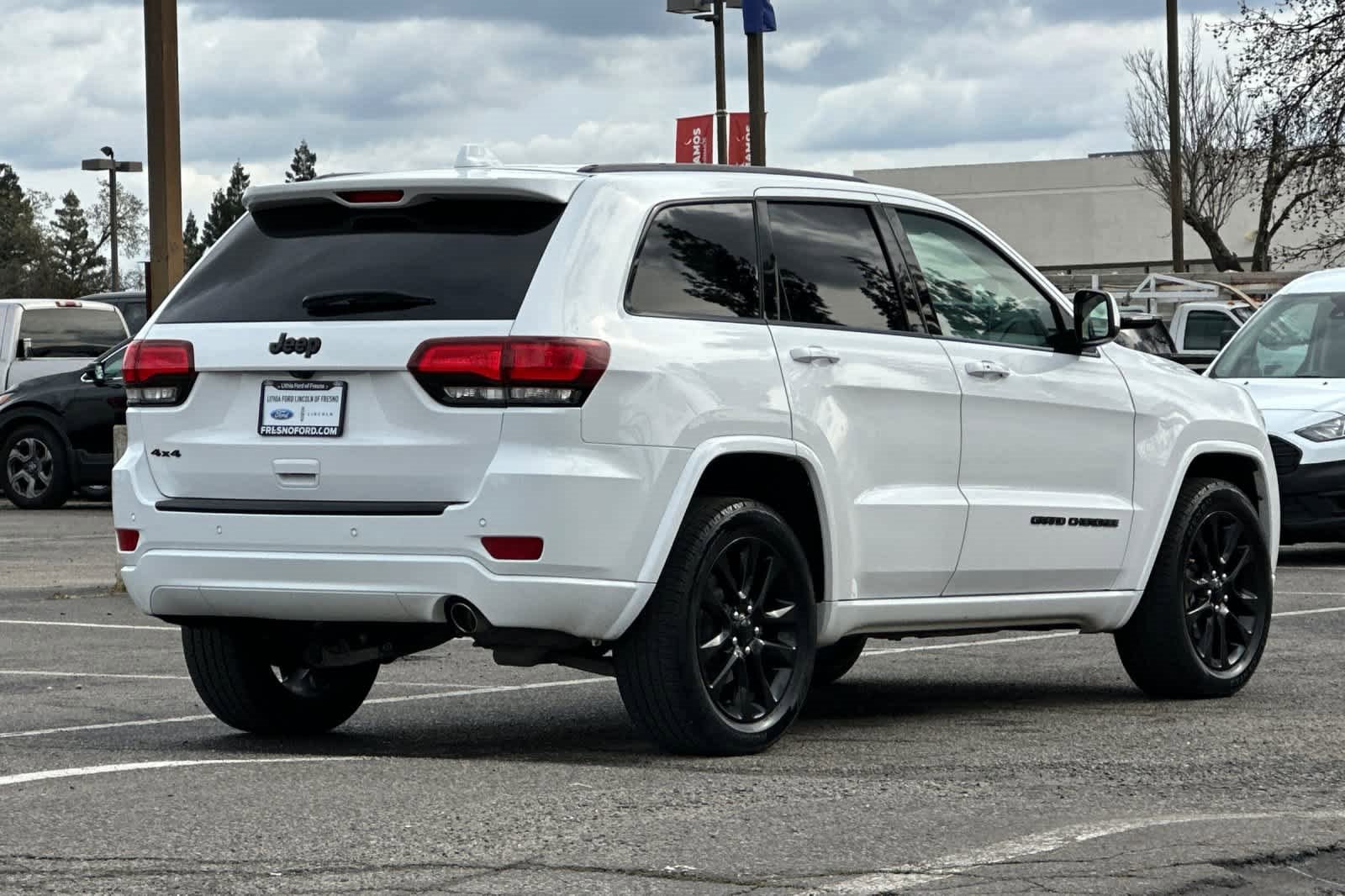 Used 2018 Jeep Grand Cherokee Altitude image 2