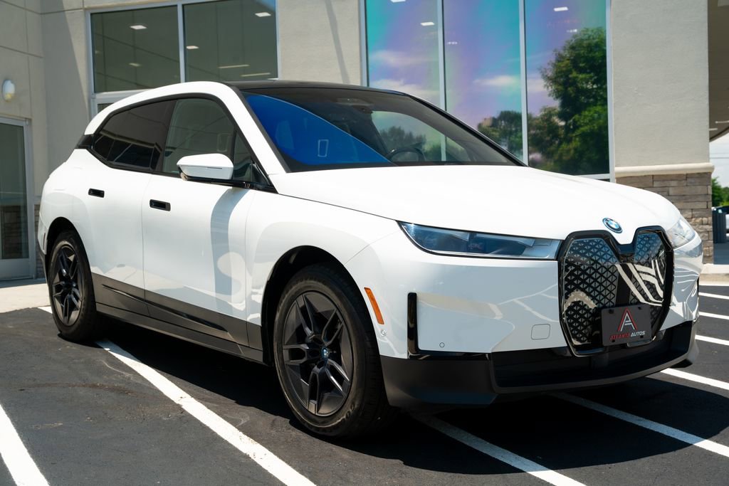 Used 2024 BMW iX xDrive50 w/ Premium Package AWD/4WD image 8
