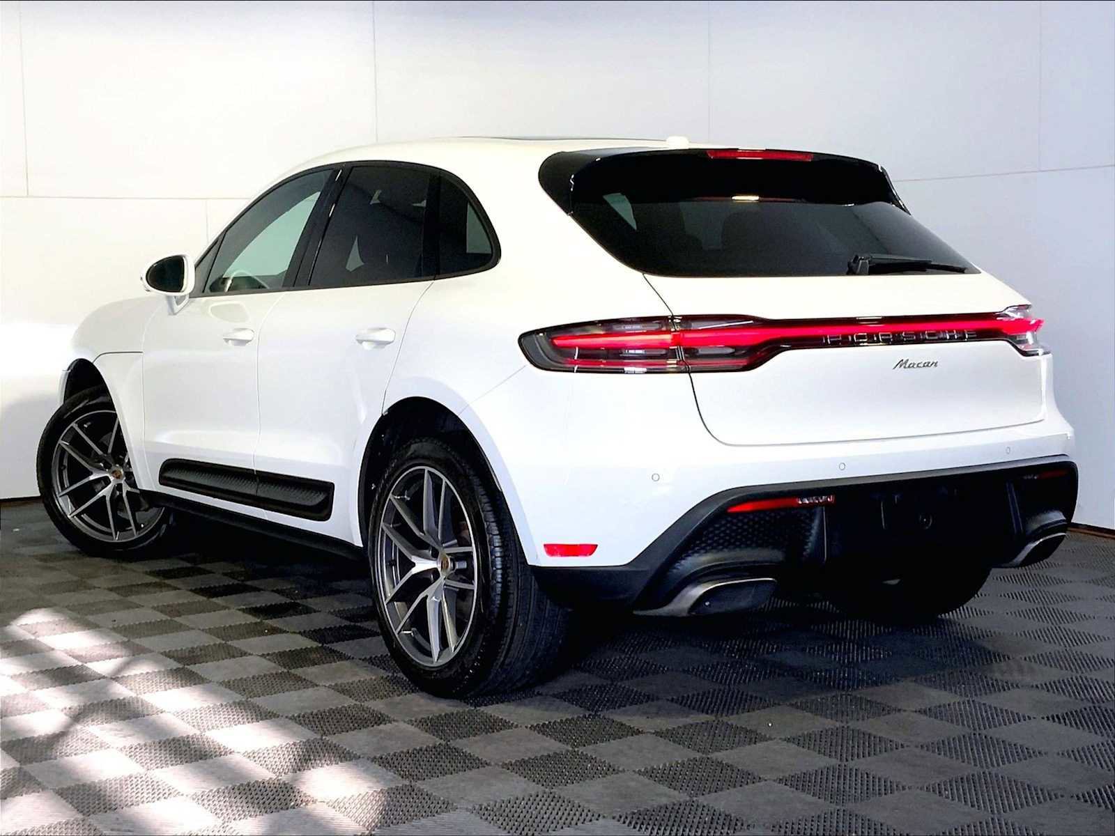Certified 2023 Porsche Macan AWD/4WD image 3