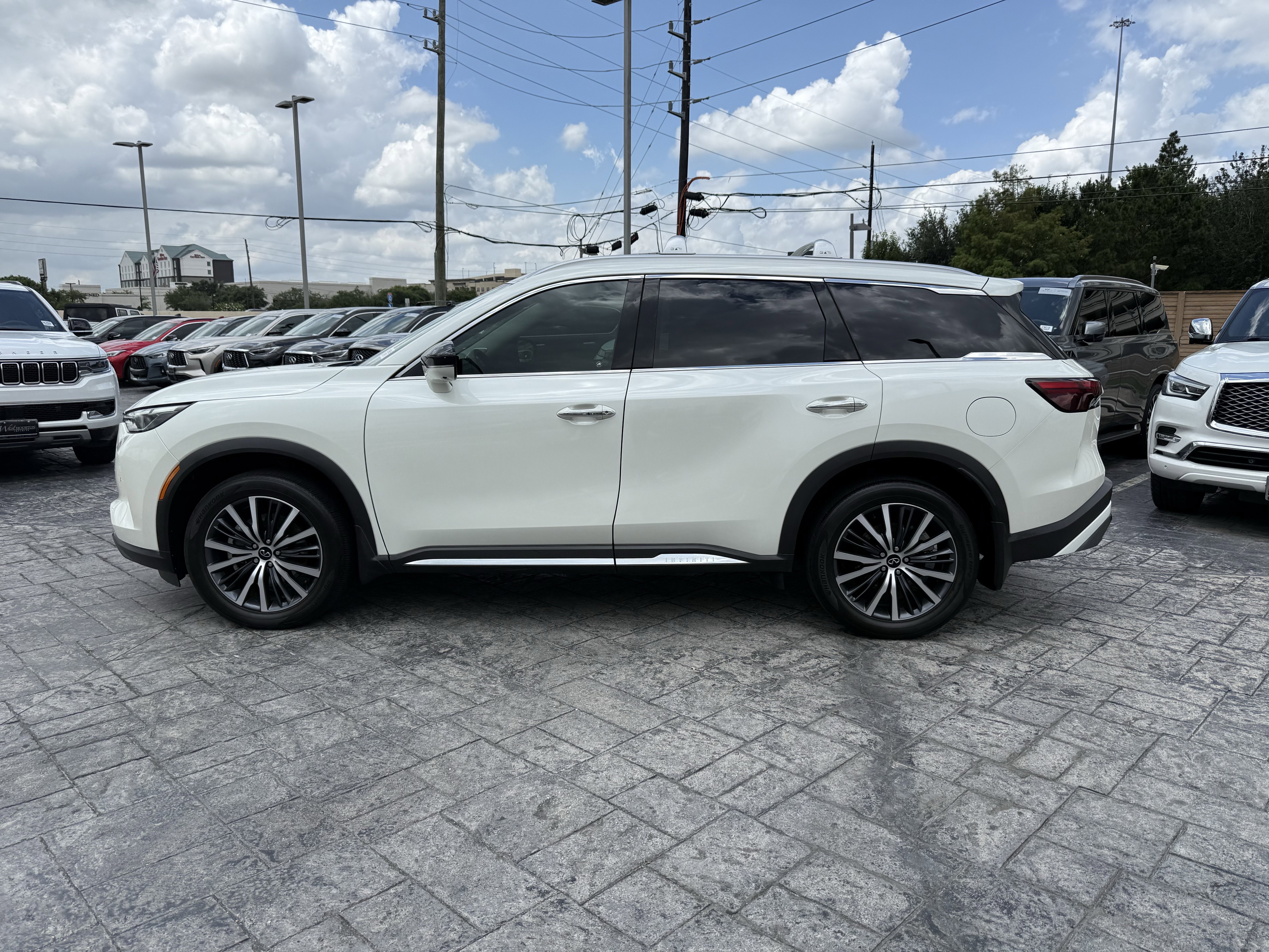 Certified 2024 INFINITI QX60 Sensory w/ Vision Package AWD/4WD image 4